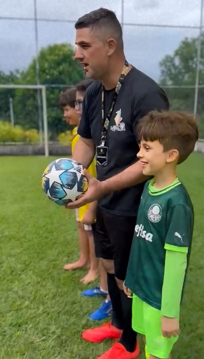 Futebol e brincadeiras com bola